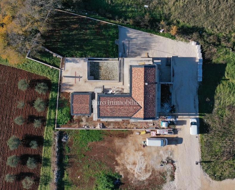 Nuova villa con piscina e garage