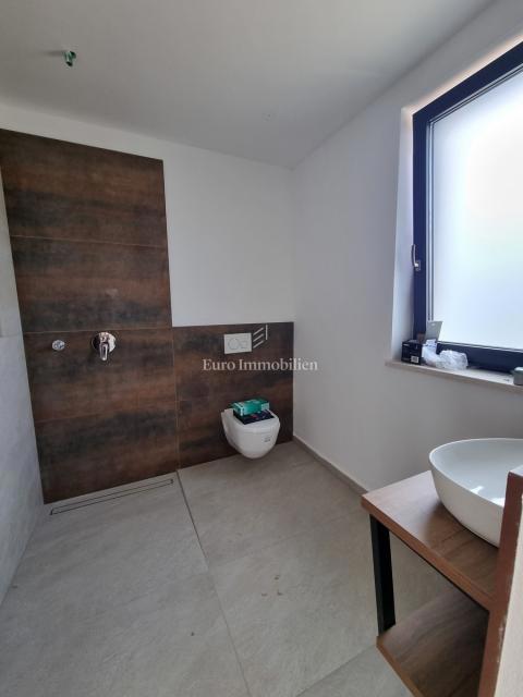 Nuova villa con piscina e garage