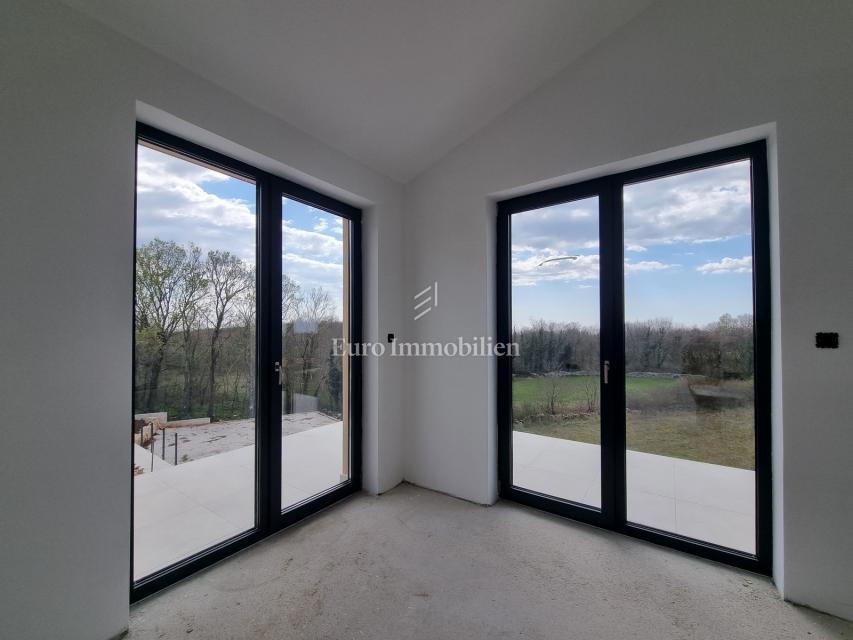 Nuova villa con piscina e garage