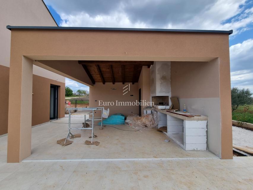 Nuova villa con piscina e garage
