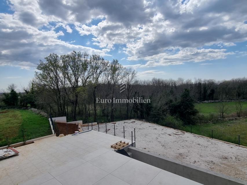 Nuova villa con piscina e garage