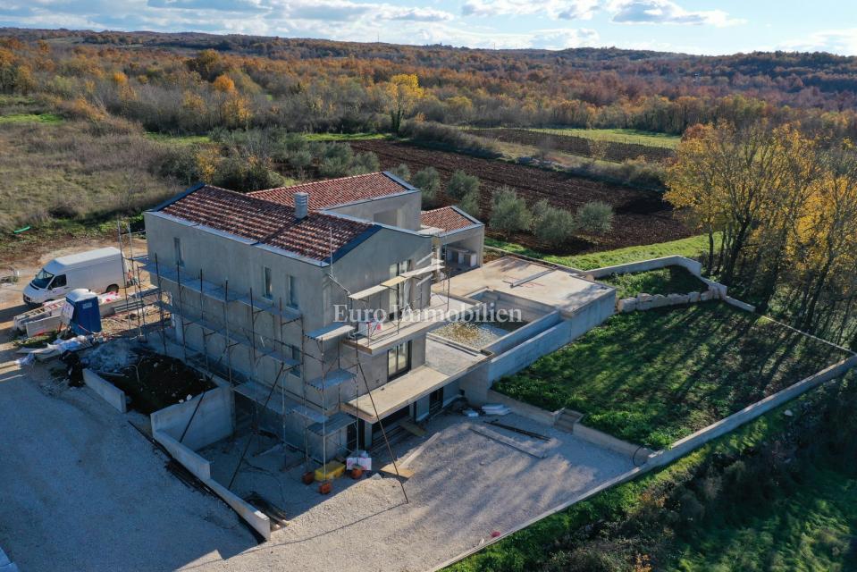 Nuova villa con piscina e garage