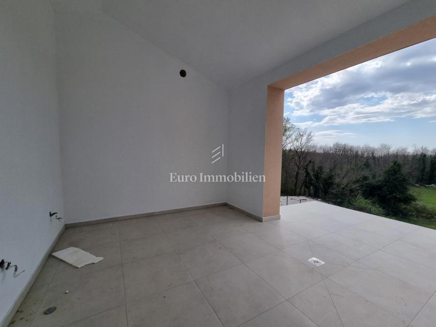 Nuova villa con piscina e garage