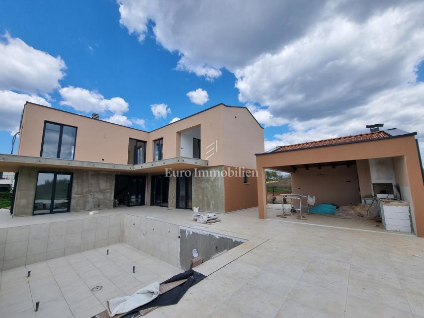 Nuova villa con piscina e garage
