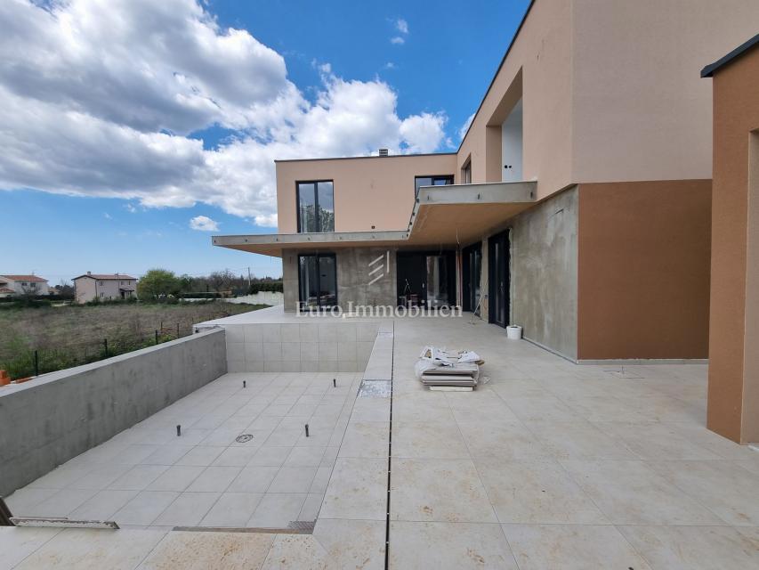 Nuova villa con piscina e garage