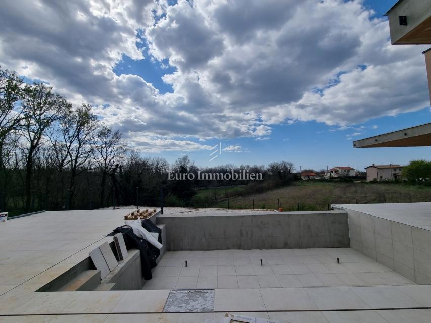 Nuova villa con piscina e garage