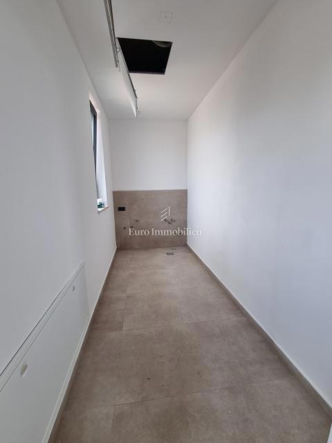 Nuova villa con piscina e garage
