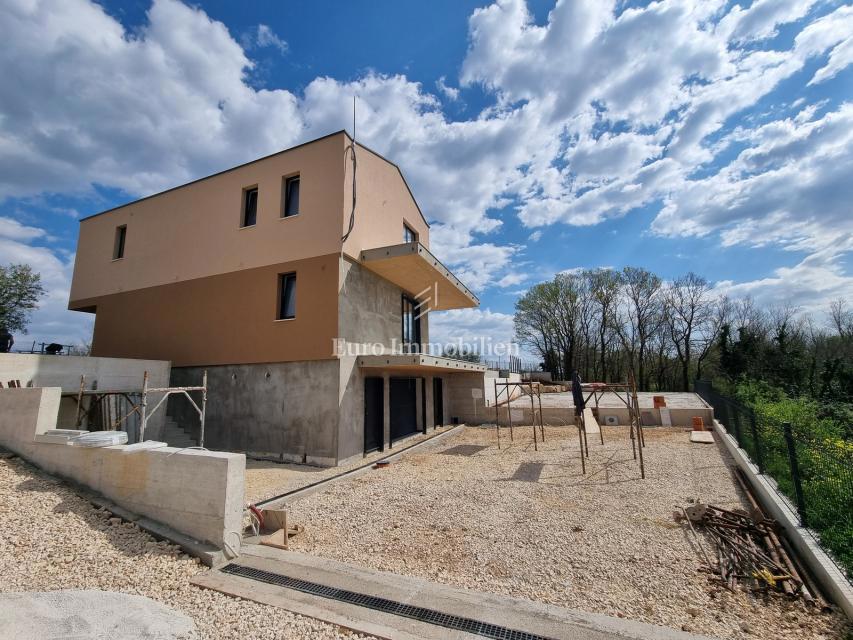 Nuova villa con piscina e garage