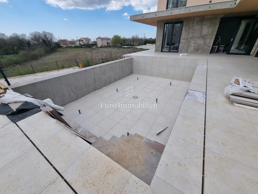 Nuova villa con piscina e garage