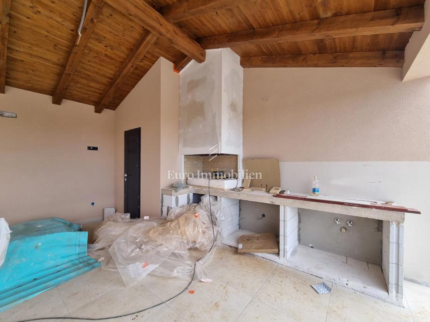 Nuova villa con piscina e garage