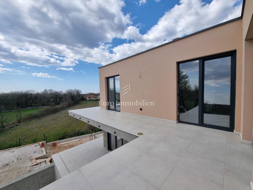 Nuova villa con piscina e garage
