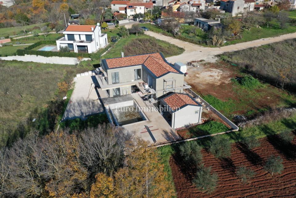 Nuova villa con piscina e garage