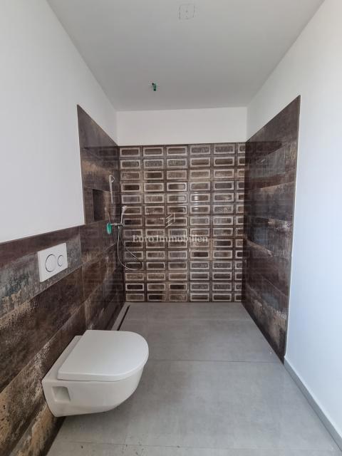 Nuova villa con piscina e garage