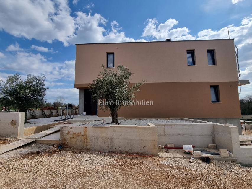 Nuova villa con piscina e garage