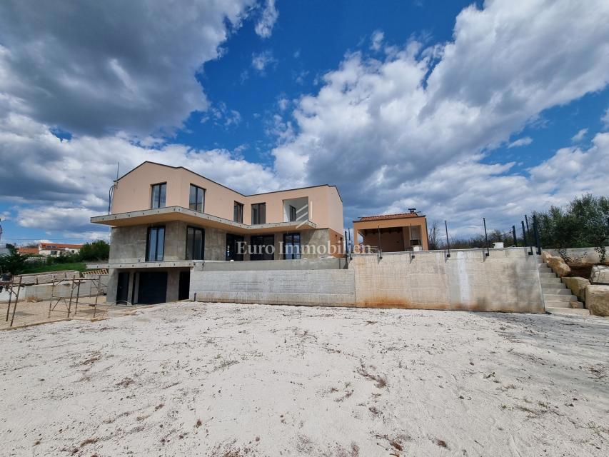 Nuova villa con piscina e garage