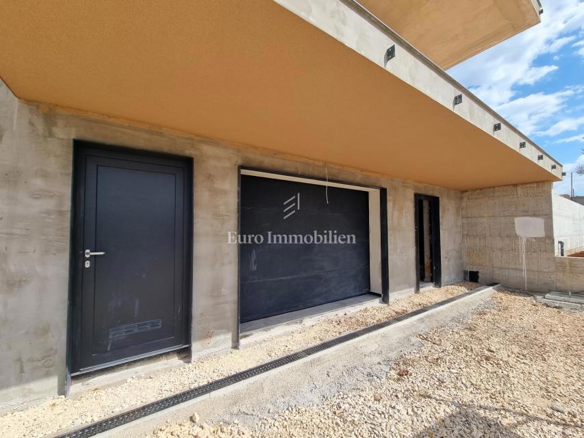 Nuova villa con piscina e garage