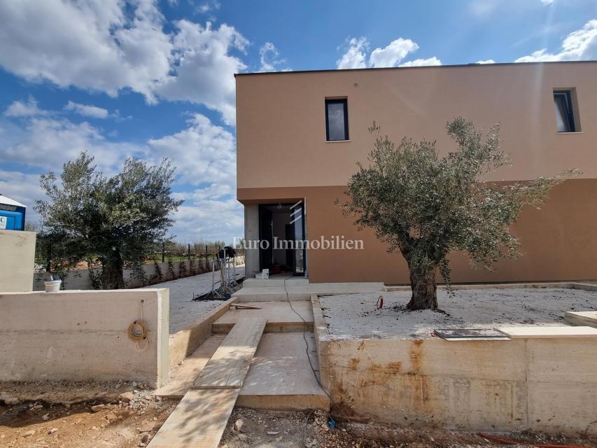 Nuova villa con piscina e garage
