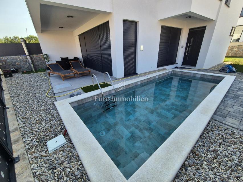 Malinska, nuova arredata con piscina