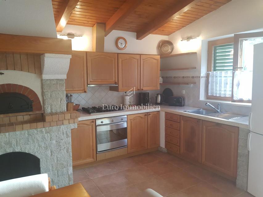 Petrčane, casa con 4 appartamenti, 90 m dal mare!