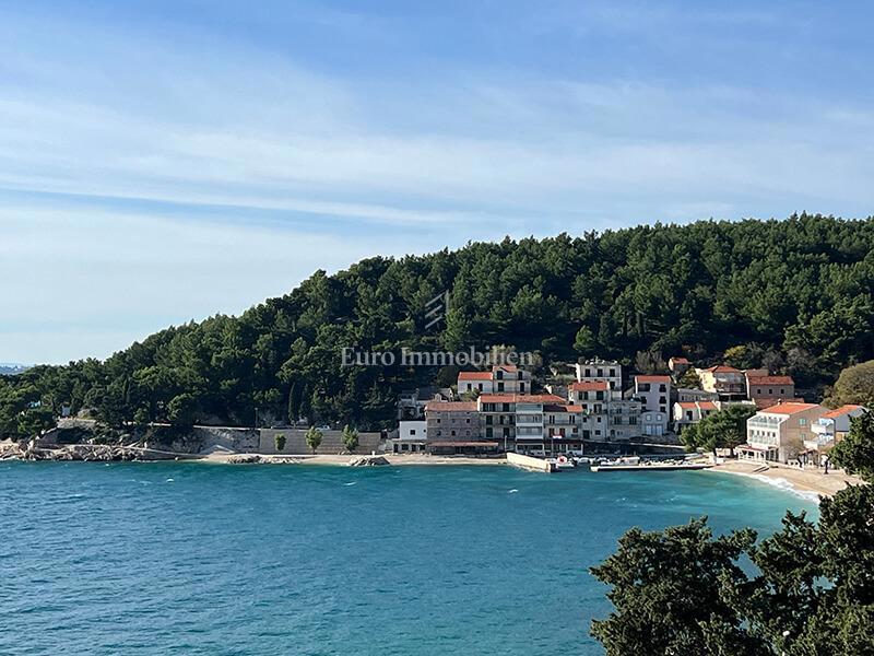 Terreno edificabile a Drvenik, terza fila al mare