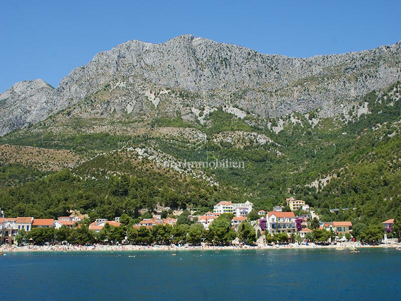 Terreno edificabile a Drvenik, terza fila al mare