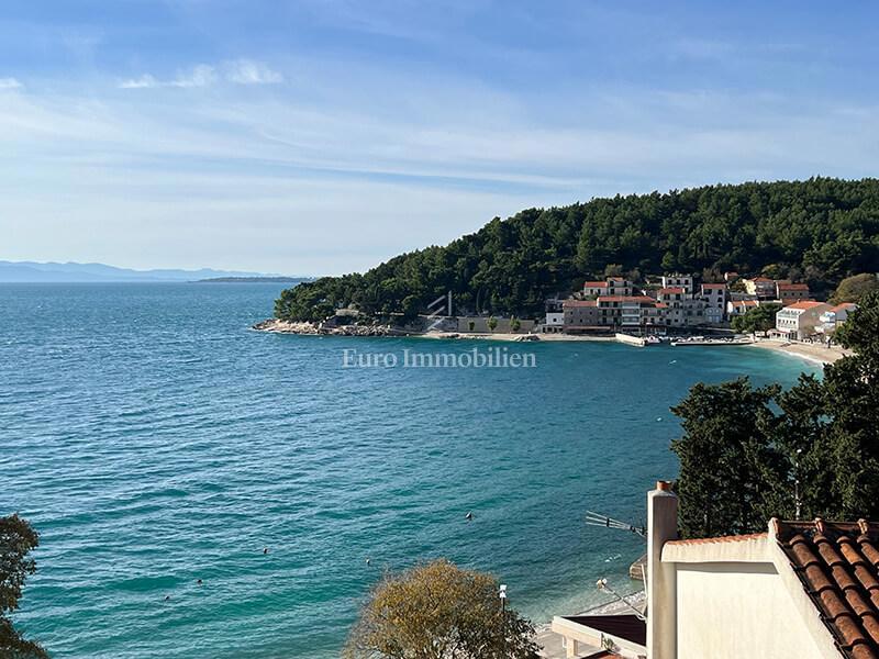 Terreno edificabile a Drvenik, terza fila al mare