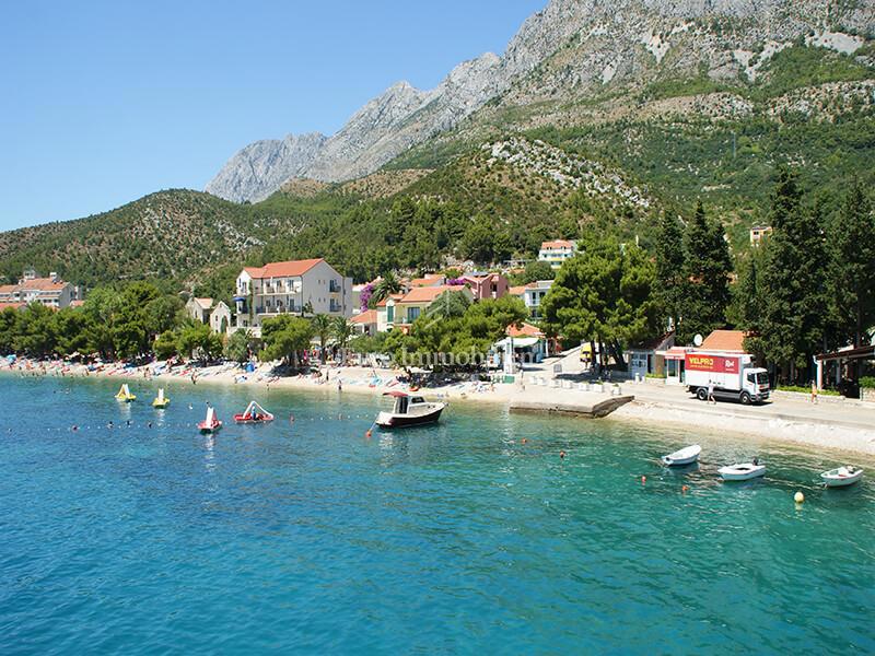 Terreno edificabile a Drvenik, terza fila al mare