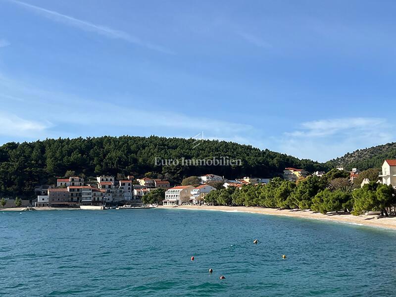 Terreno edificabile a Drvenik, terza fila al mare