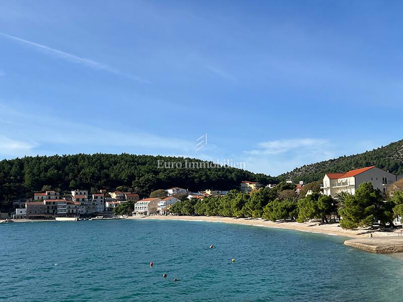 Terreno edificabile a Drvenik, terza fila al mare