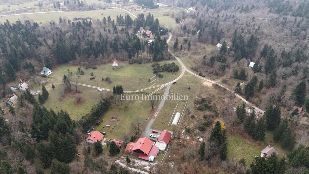 Lukovo, casa con ampio giardino in una posizione idilliaca