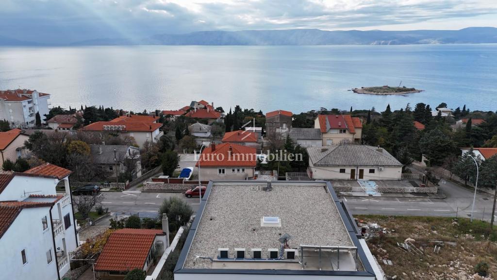 Nuovo edificio moderno vicino alla spiaggia e al centro città