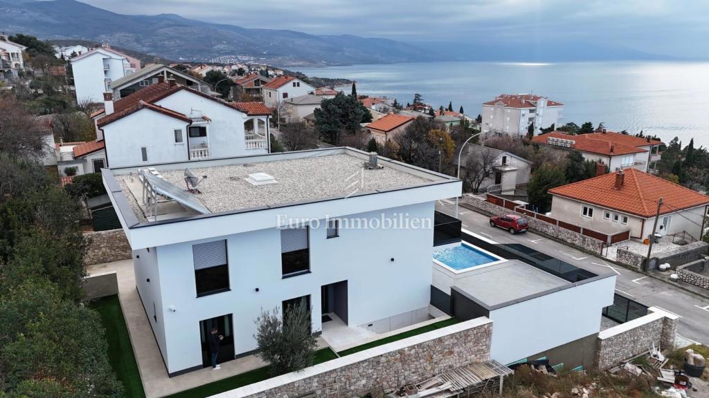 Nuovo edificio moderno vicino alla spiaggia e al centro città