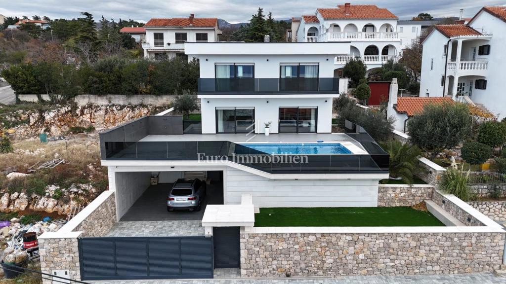 Nuovo edificio moderno vicino alla spiaggia e al centro città