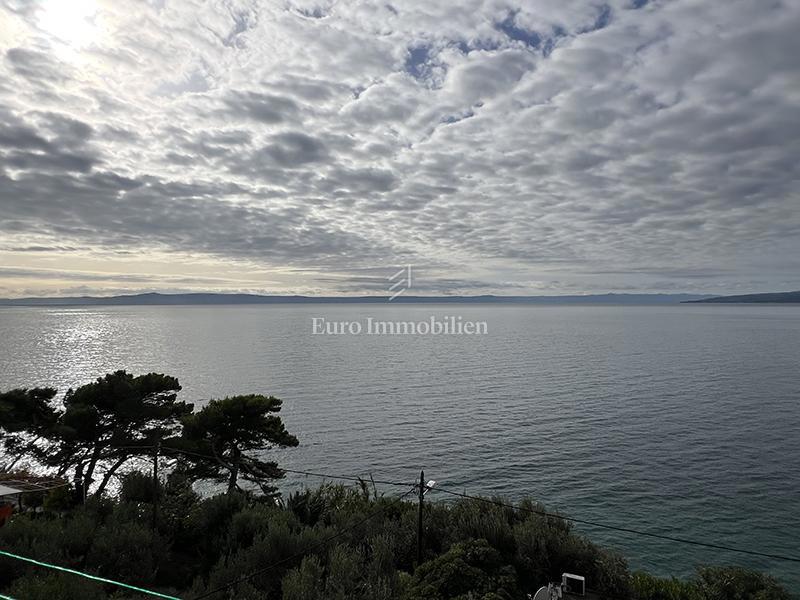 Casa con appartamenti a Bratuš, seconda fila dal mare