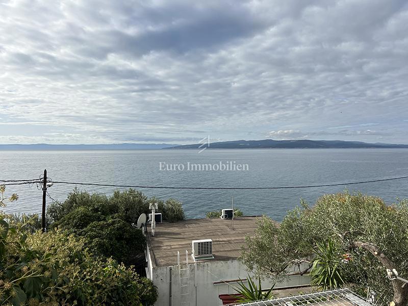 Casa con appartamenti a Bratuš, seconda fila dal mare