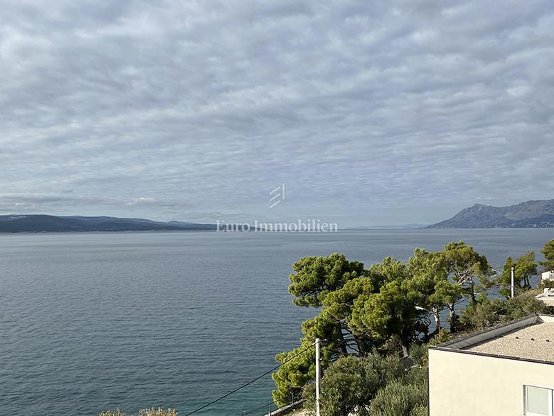 Casa con appartamenti a Bratuš, seconda fila dal mare