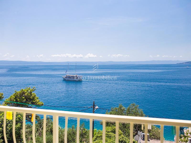 Casa con appartamenti a Bratuš, seconda fila dal mare