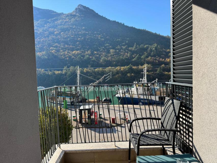 Plomin Luka - appartamento con garage, prima fila al mare