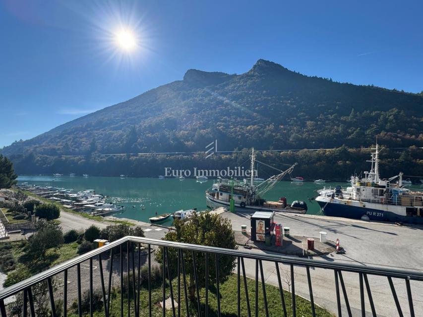 Plomin Luka - appartamento con garage, prima fila al mare