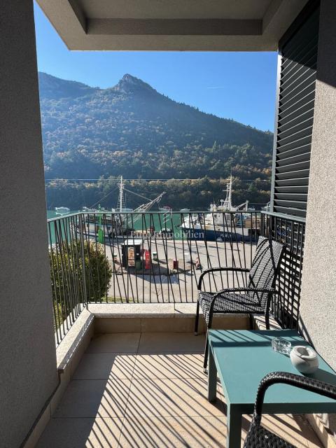 Plomin Luka - appartamento con garage, prima fila al mare