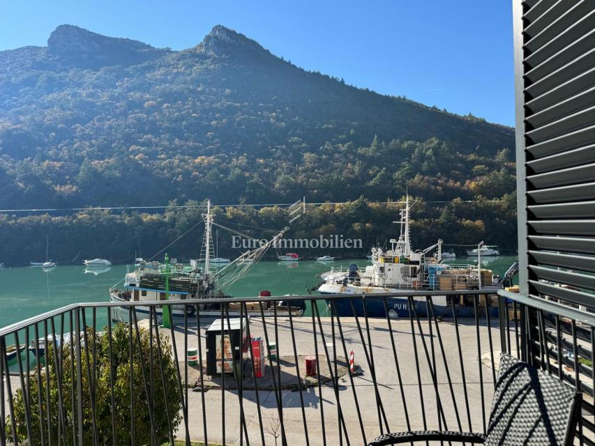 Plomin Luka - appartamento con garage, prima fila al mare