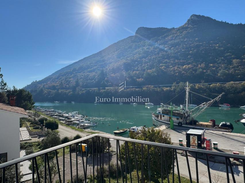 Plomin Luka - appartamento con garage, prima fila al mare