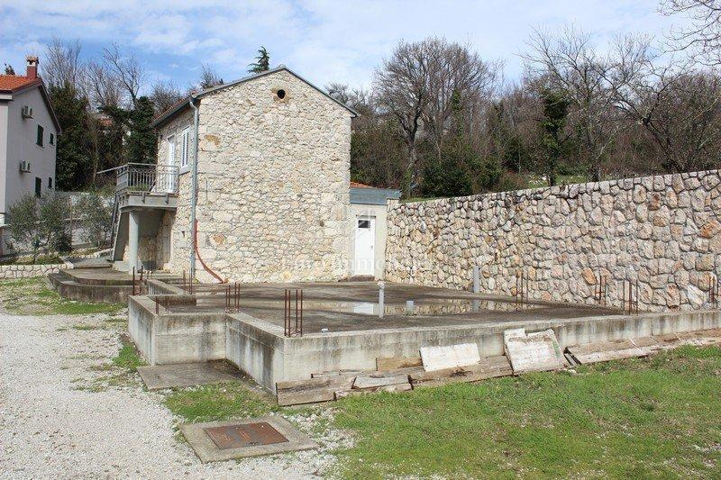 Grižane, casa in pietra con giardino 1200m2