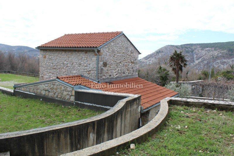 Grižane, casa in pietra con giardino 1200m2