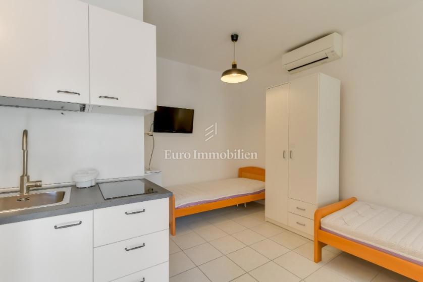 Novalja - piano terra di 3 appartamenti con giardino