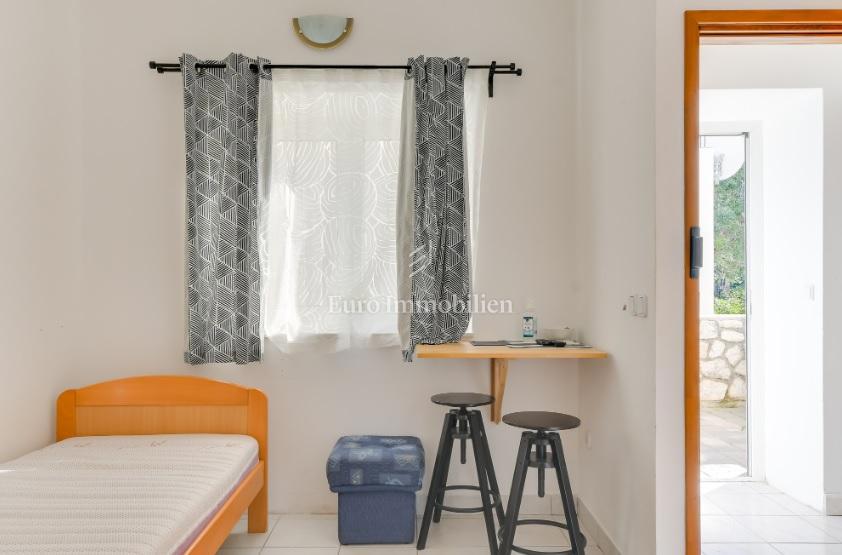 Novalja - piano terra di 3 appartamenti con giardino