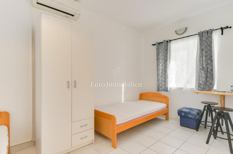 Novalja - piano terra di 3 appartamenti con giardino