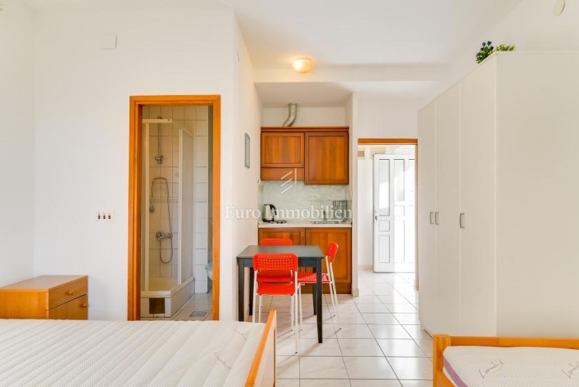 Novalja - piano terra di 3 appartamenti con giardino