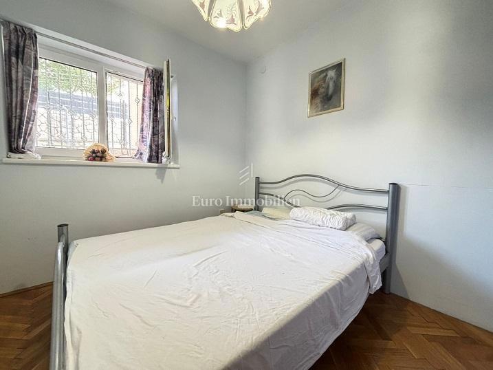 Novalja - piano terra di 3 appartamenti con giardino