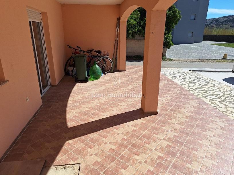 Pag - appartamento al piano terra con ampia terrazza